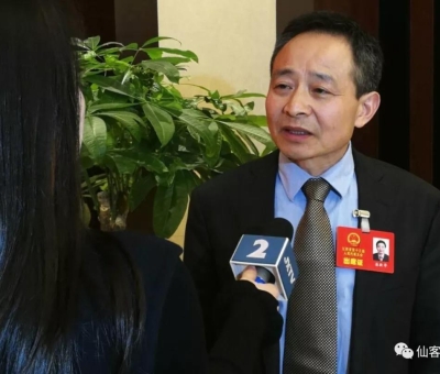 兩會上提了什么？這位人大代表再成各路媒體追逐焦點！